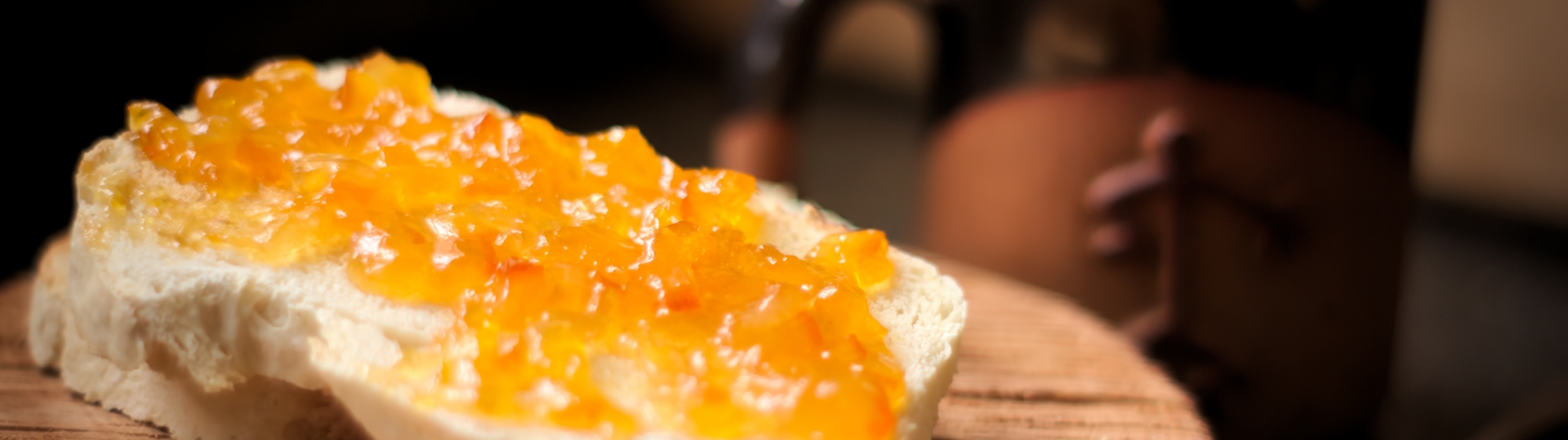 Frühstücksgenuss – Leckere Auswahl für einen gelungenen Start in den Tag Frühstückstisch mit einer vielfältigen Auswahl an Brot, Marmelade, Obst und Getränken, liebevoll angerichtet auf einem rustikalen Holztisch – perfekt für ein gemütliches Frühstück.