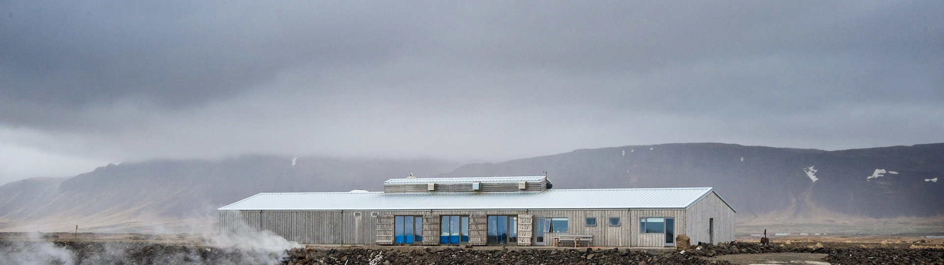 Nordur Salzproduktion – Traditionelles Meersalz aus Island Blick auf das Gebäude der Nordur Salzproduktion umgeben von der weiten, rauen Landschaft Islands – bekannt für hochwertiges Meersalz.