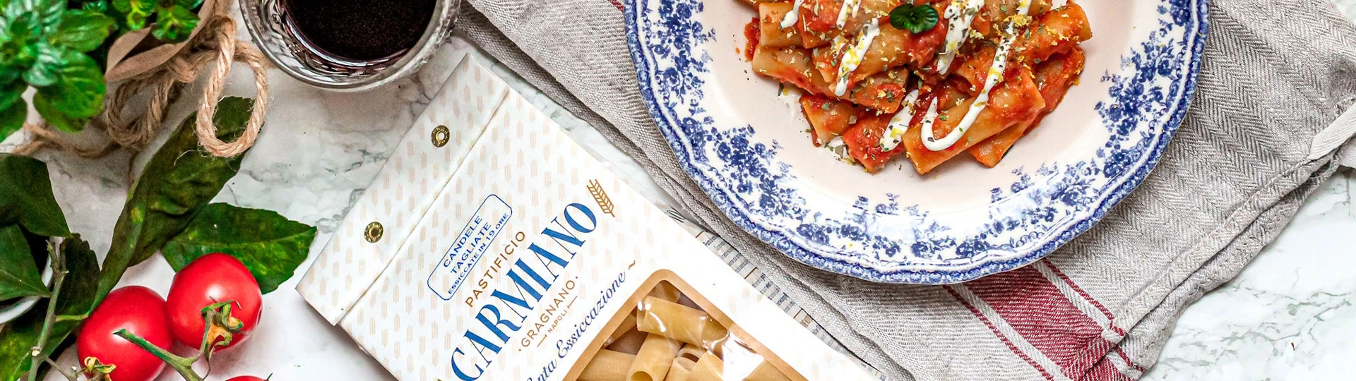 Pastificio Carmiano Gragnano Hero1 Kategorie-Bild: eine Scheibe dick geschnittenes Brot mit Brandgut Nussaufstrich auf einem rustikalen Holzbrettchen