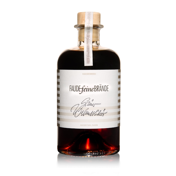 Faude Feine Brände Grüner Walnusslikör 34% 50cl Flasche Produktbild einer Flasche Faude Feine Brände Grüner Walnusslikör 34% 50cl vor weißem Hintergrund