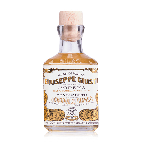 Flasche Giusti Agrodolce Bianco Balsamico in edlem Design, vor hellem Hintergrund präsentiert – ein milder, süß-saurer Essig, ideal für leichte und frische Gerichte.
