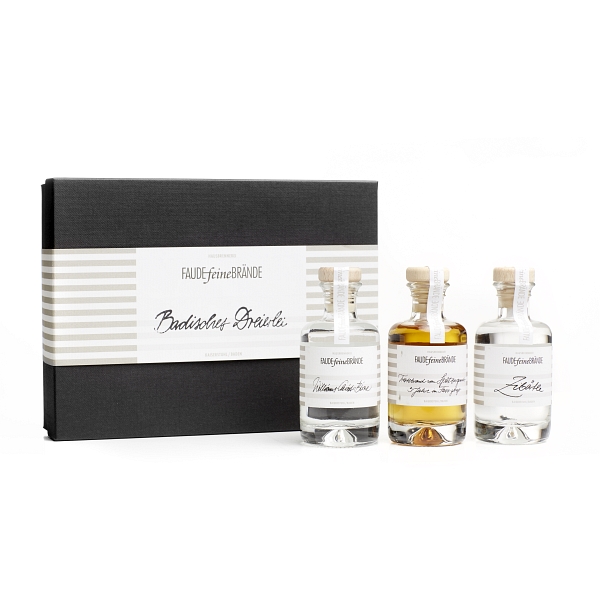 Faude Feine Brände Geschenkbox Badisches Dreierlei 3 × 10cl Flasche Produktbild der geschlossenen Faude Feine Brände Geschenkbox Badisches Dreierlei 3 × 10cl vor weißem Hintergrund
