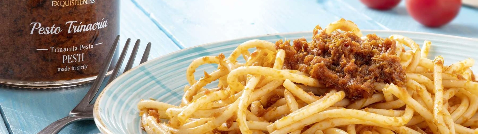 Daidone Pesti – Italienische Würzpasten für Feinschmecker s Daidone Pesto, liebevoll arrangiert vor einem rustikalen Hintergrund mit frischen Zutaten wie Basilikum und Oliven – ideal für Pasta und mediterrane Gerichte.