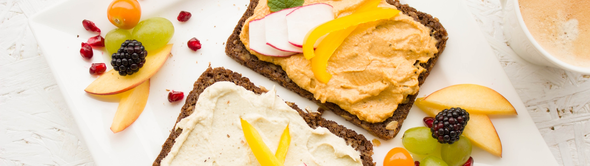 Brotaufstrich & Dips – Köstliche Begleiter für jede Mahlzeit Verschiedene Schalen mit cremigen Brotaufstrichen und Dips, appetitlich präsentiert auf einem rustikalen Holztisch – ideal als Beilage zu Brot und Snacks.