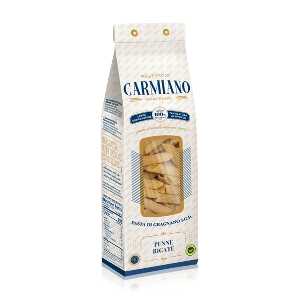 Pastificio Carmiano Penne Rigate Gragnano Produktbild: eine 500 g Packung Penne Rigate di Gragnano von Pastificio Carmiano vor weißem Hintergrund